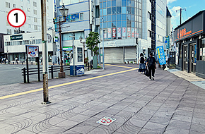 JR木更津駅の東口を出て、あけぼの通り（県道222号線）に向かってください。