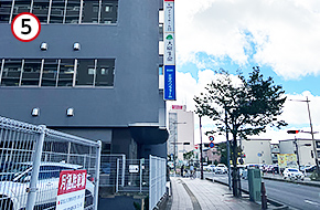バス停「信金前」を通り過ぎて進んだ先の左側に、木更津東中央ビルがあります。